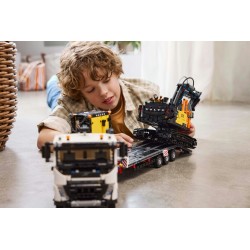 LEGO Technic 42175 Autocarro Volvo FMX ed Escavatore elettrico EC230