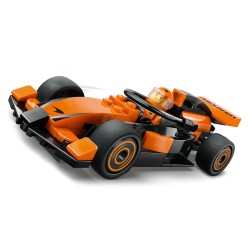 F1® coureur met McLaren racewagen