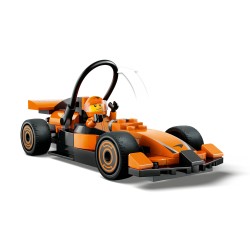 F1® coureur met McLaren racewagen