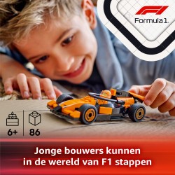 F1® coureur met McLaren racewagen