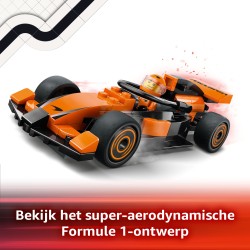 F1® coureur met McLaren racewagen