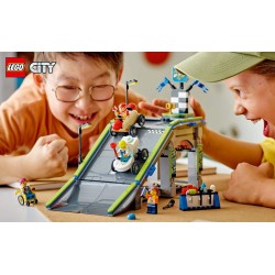 LEGO City 60460 Nessun limite: gara sulla pista a rampe